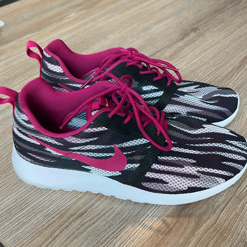 NWOT-Nike Girls Black & White Mesh Stripe with Dark Pink Trim